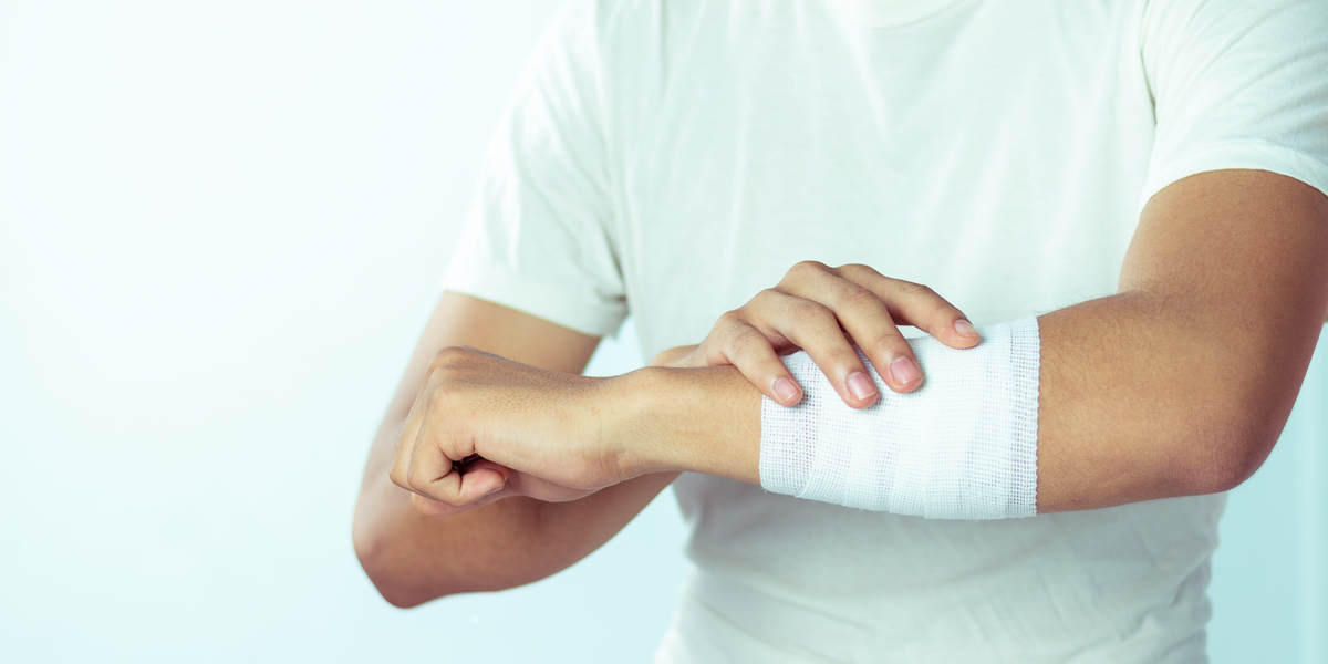 What is the best dressing to promote wound healing?
